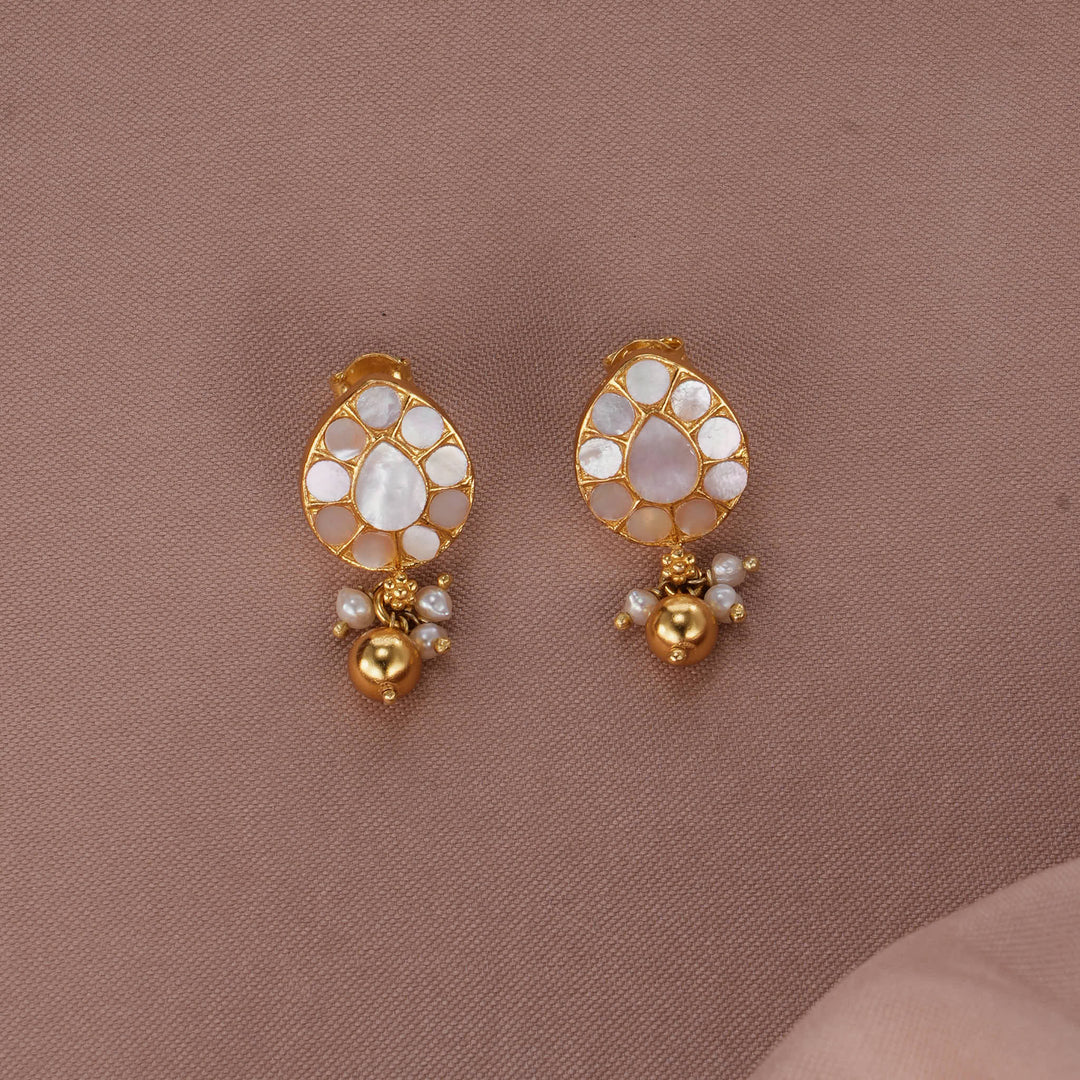 Sithvikha Kundan Short Necklace Set