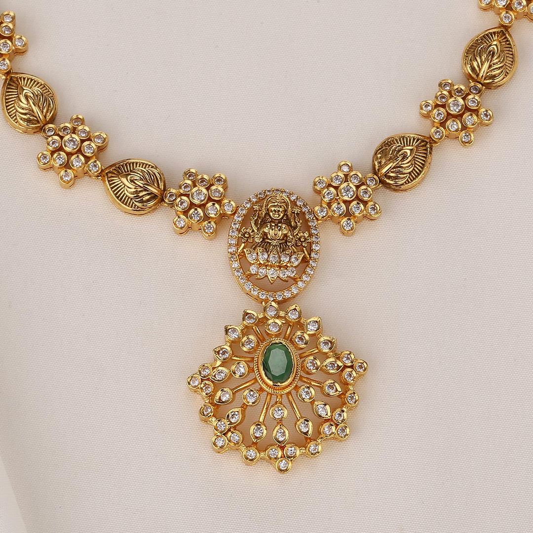 Chic & Charm Short Necklace Set