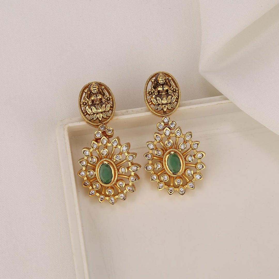 Chic & Charm Short Necklace Set