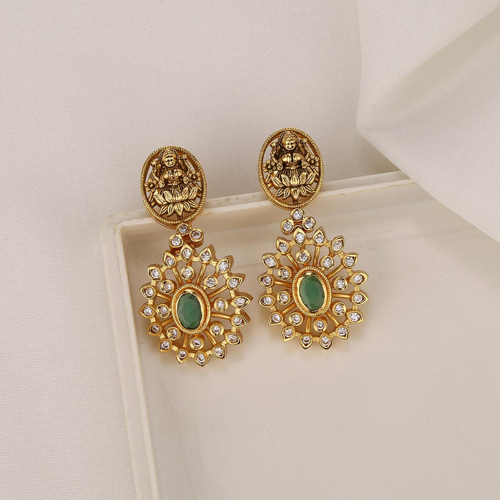 Chic & Charm Short Necklace Set