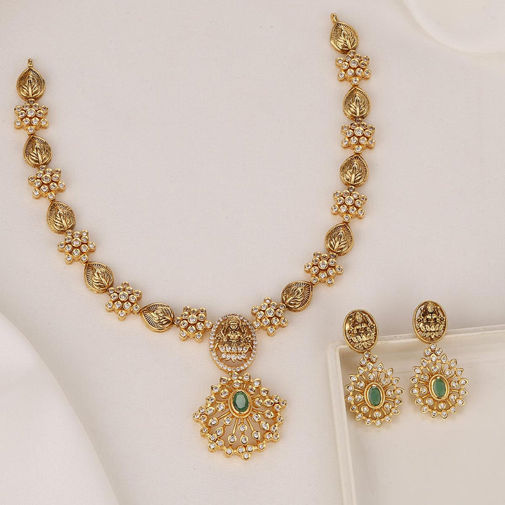 Chic & Charm Short Necklace Set