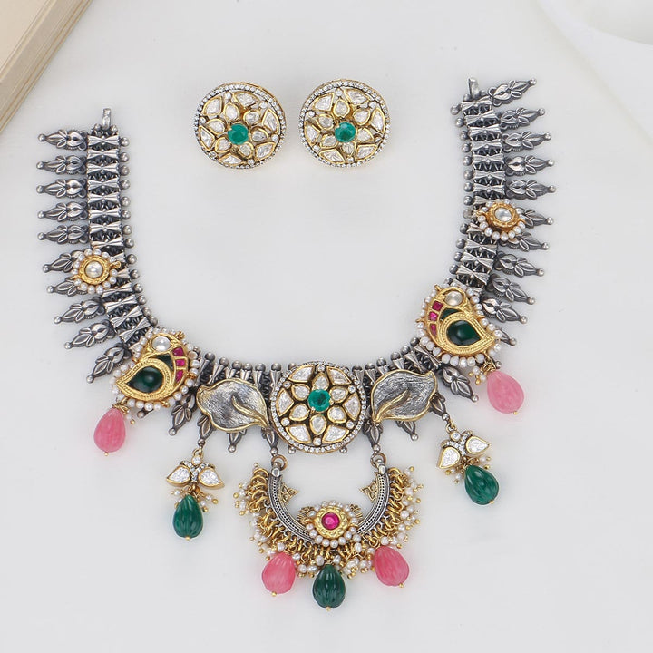 Chic & Fabulous Short Necklace Set