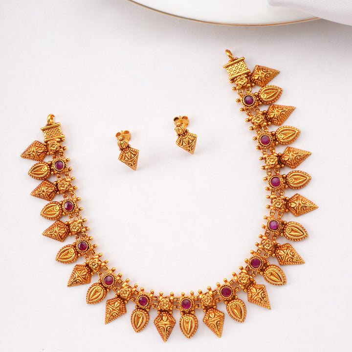 Avnitha Short Necklace Set