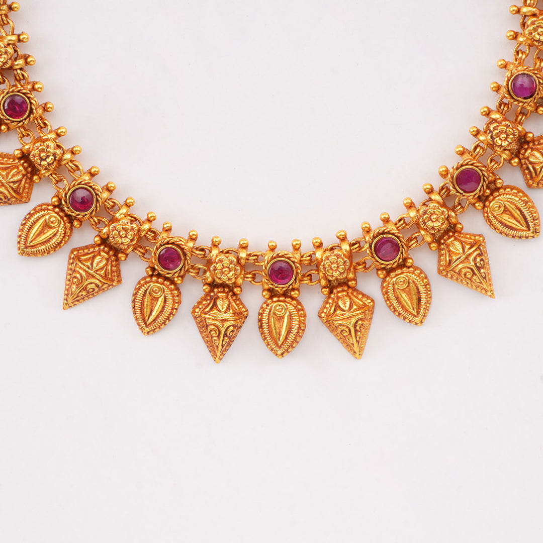 Avnitha Short Necklace Set