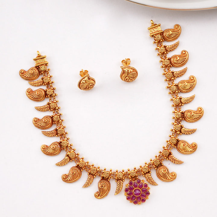 Vemikha Short Necklace Set