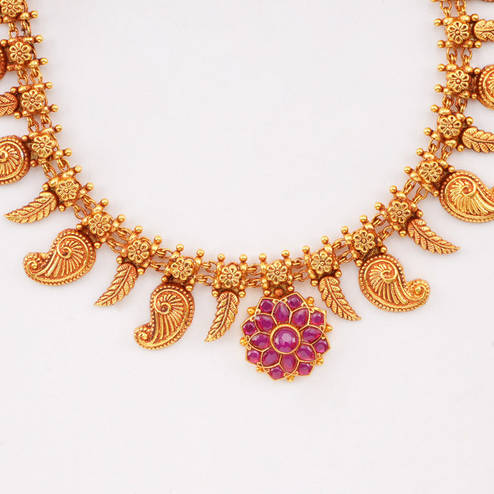 Vemikha Short Necklace Set