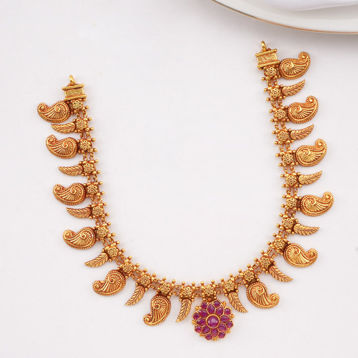 Vemikha Short Necklace Set