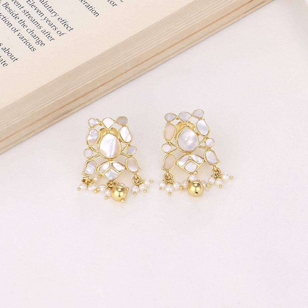 Gleaming Kundan Short Necklace Set