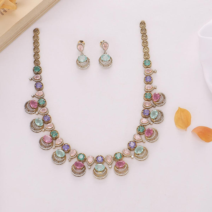 Chic & Trendy Short Necklace Set