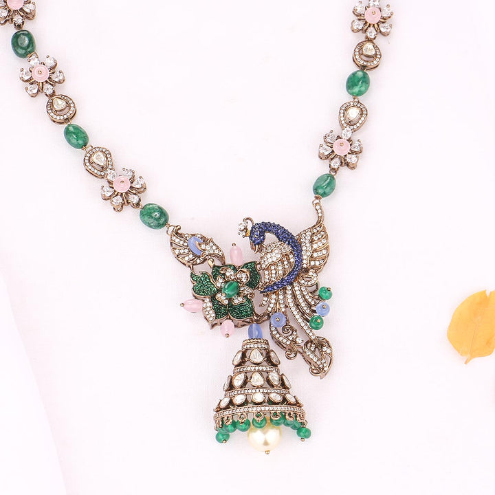 Stylish Victorian Short Necklace Set