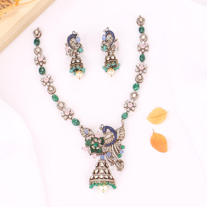 Stylish Victorian Short Necklace Set
