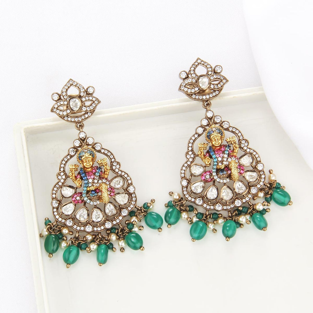 Janvika Victorian Short Necklace Set