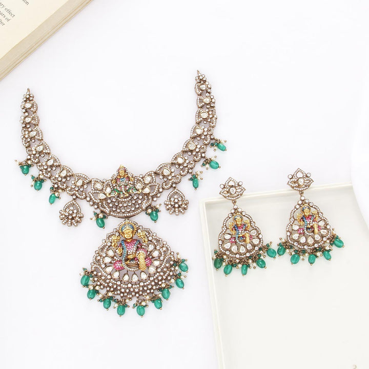 Janvika Victorian Short Necklace Set