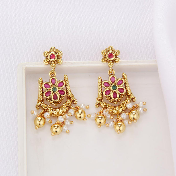 Stunning Short Necklace Set