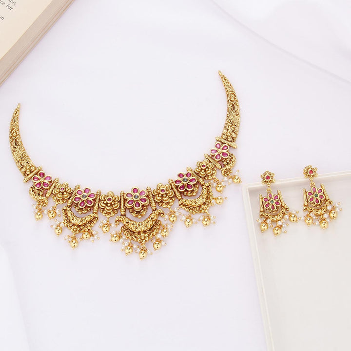 Stunning Short Necklace Set
