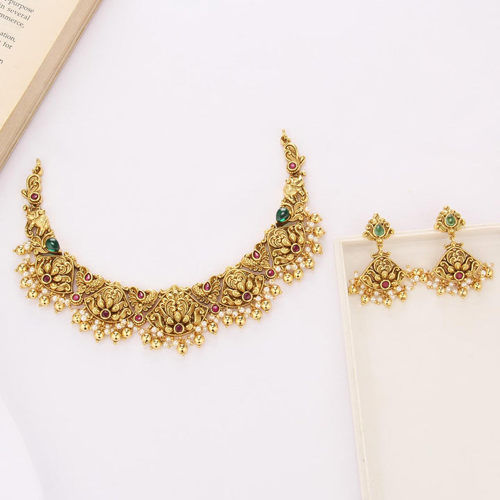 Amazing Short Necklace Set