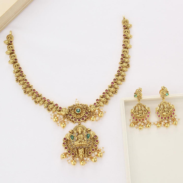 Attractive Nagas Short Necklace Set