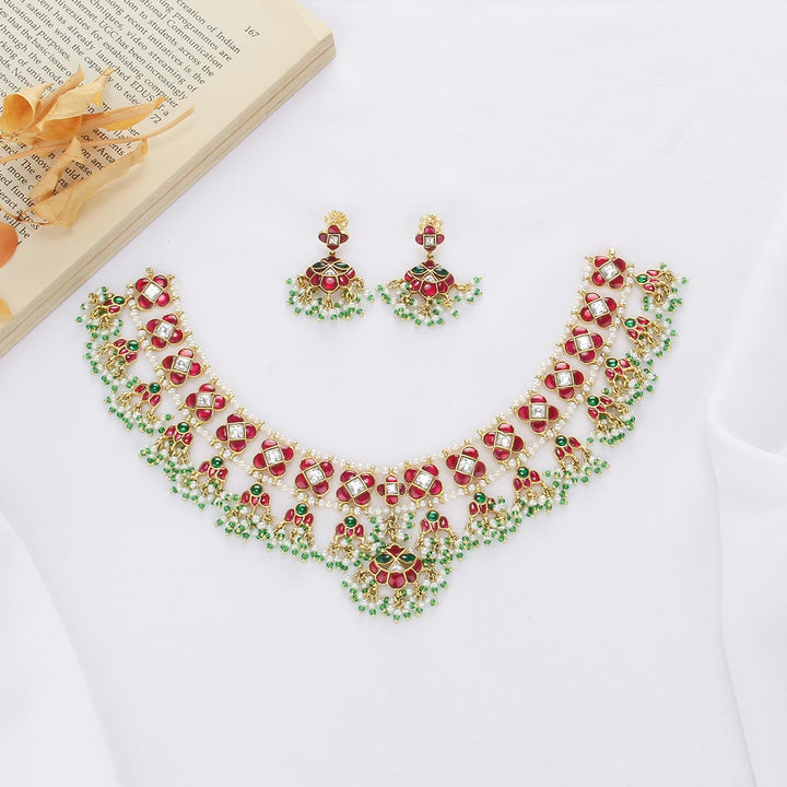 Stunning Look Short Necklace Set