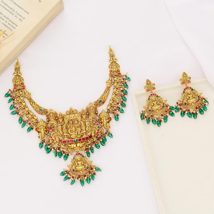 Appealing Nagas Short Necklace Set