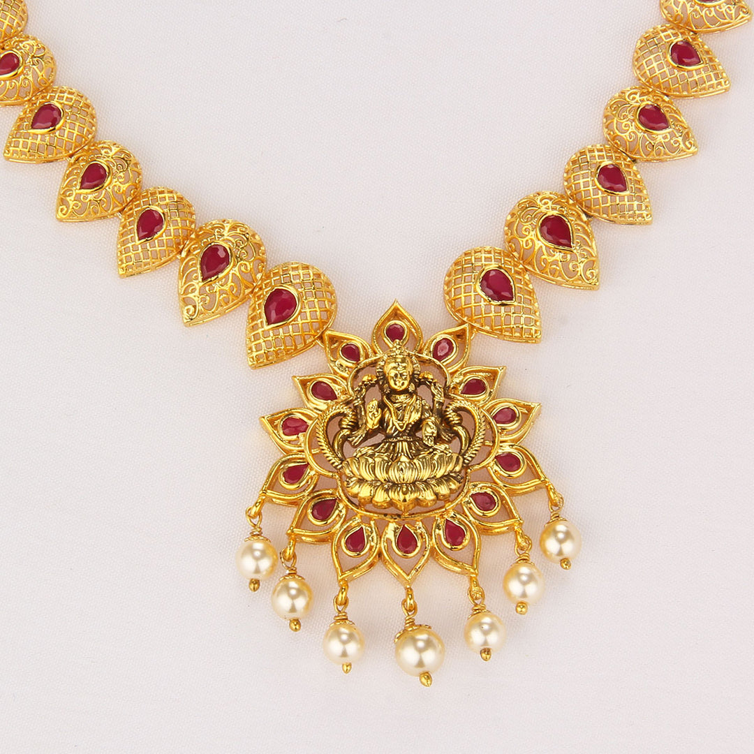 Janvikha Short Necklace Set