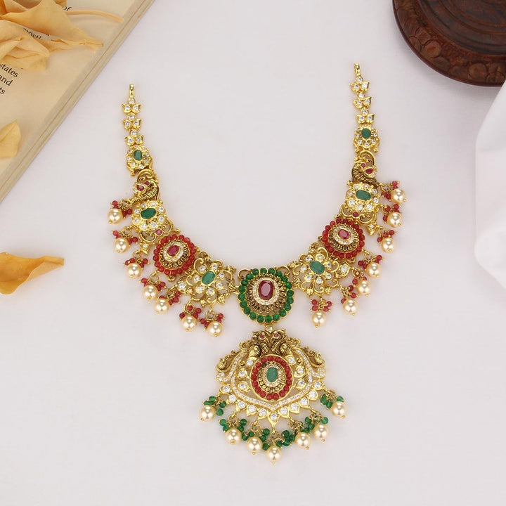 Stunning Look Short Necklace