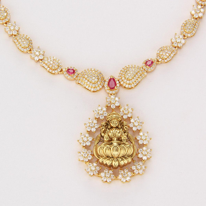 Chic Edge Short Necklace Set