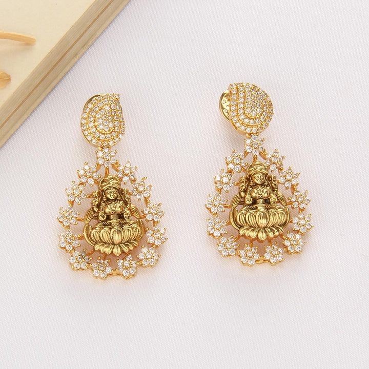 Chic Edge Short Necklace Set