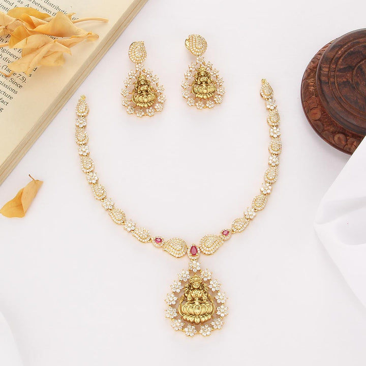 Chic Edge Short Necklace Set