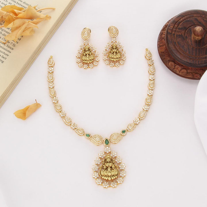 Chic & Charm Short Necklace Set