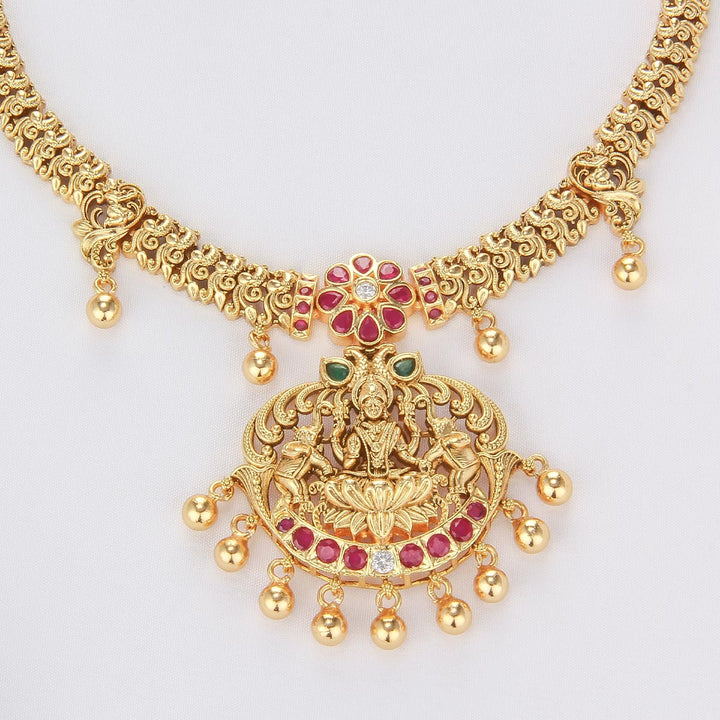 Stunning Short Necklace Set