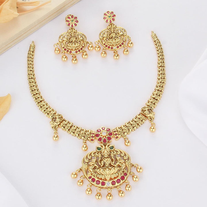 Stunning Short Necklace Set