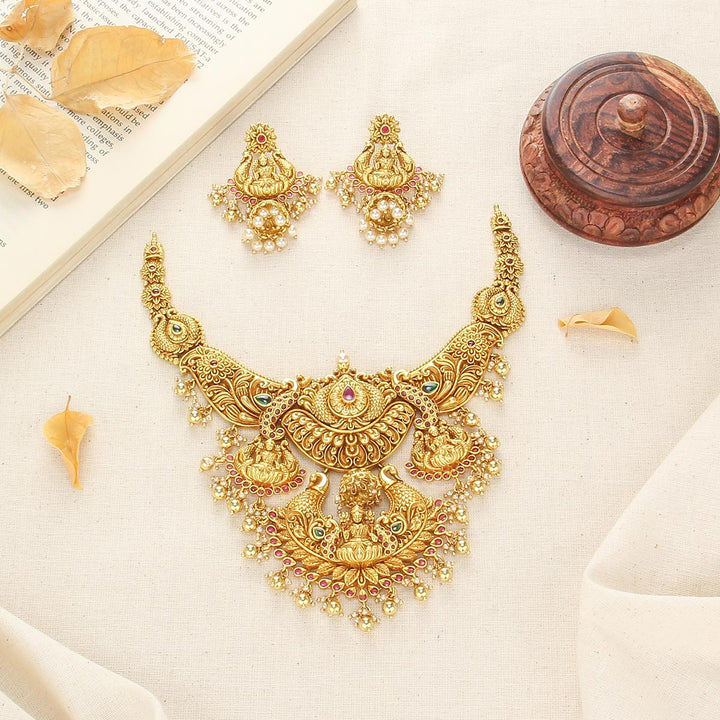 Luxurious Short Necklace Set
