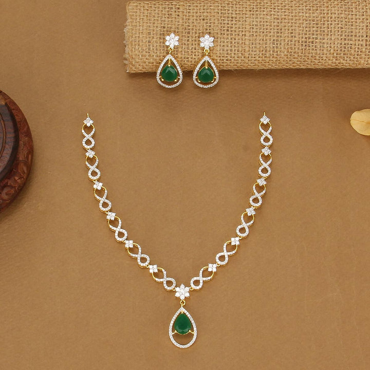 Beauteous Short Necklace Set