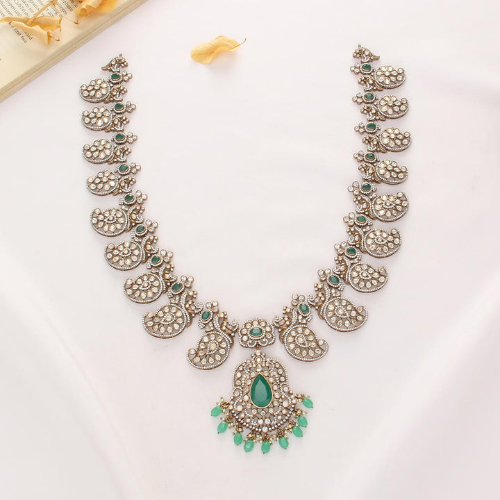 Trendy & Glow Victorian Long Necklace