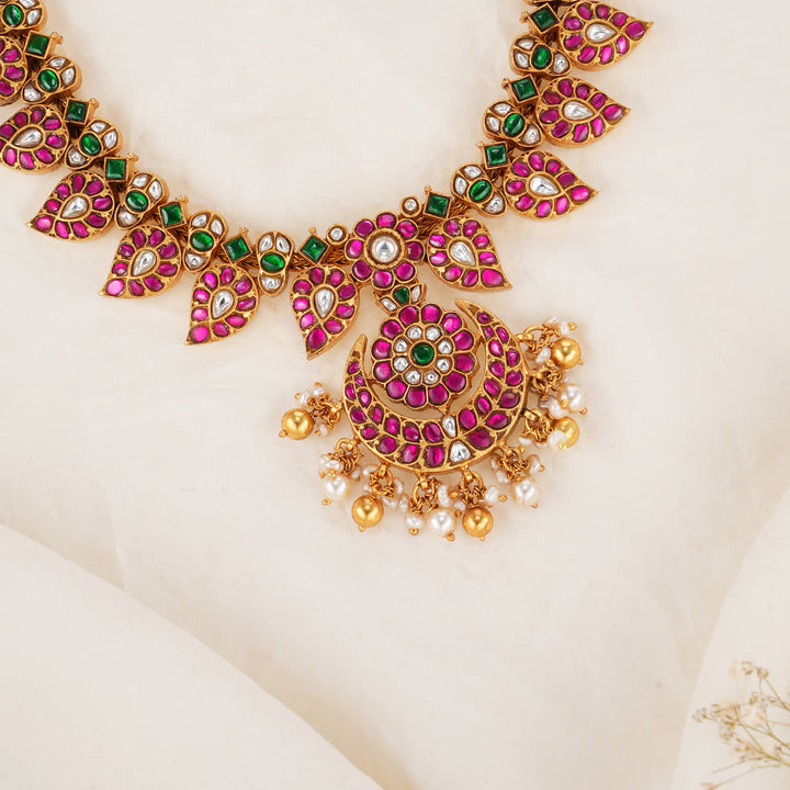 Sparkling Kundan Short Necklace
