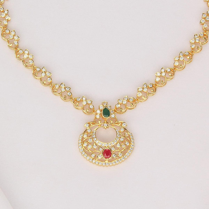 Dazzle Diamond Design Short Necklace