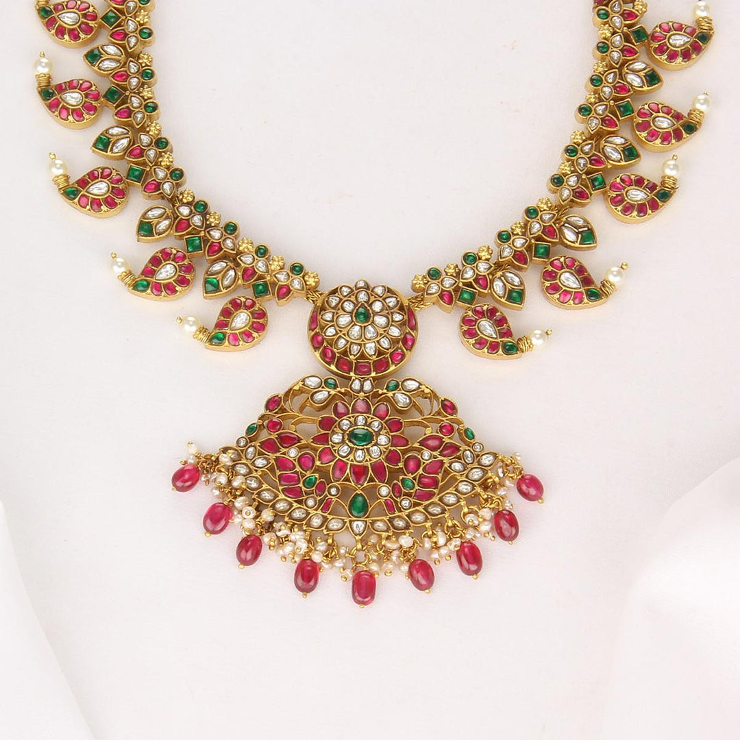 Chic & Glow Kundan Short Necklace