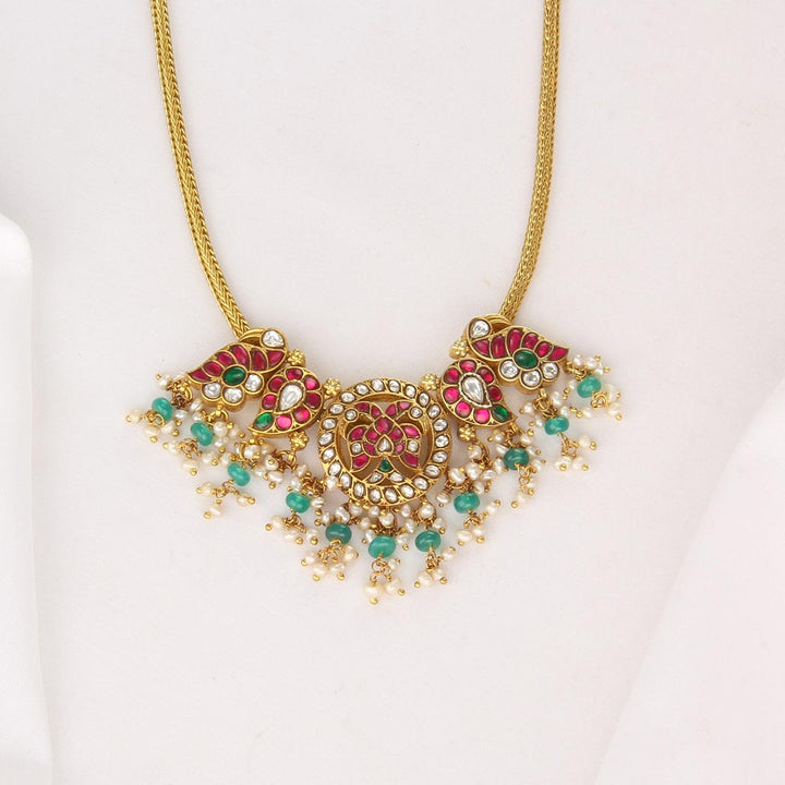 Jaanvi Kundan Short Necklace