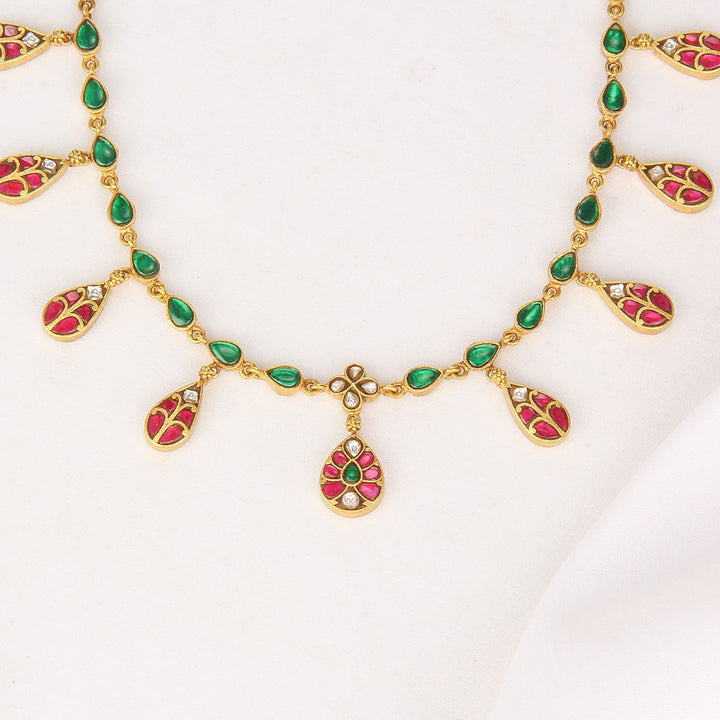 Chic & Fabulous Kundan Short Necklace