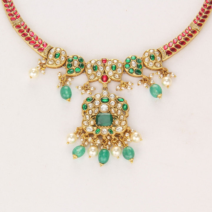 Stunning Look Short Necklace Set