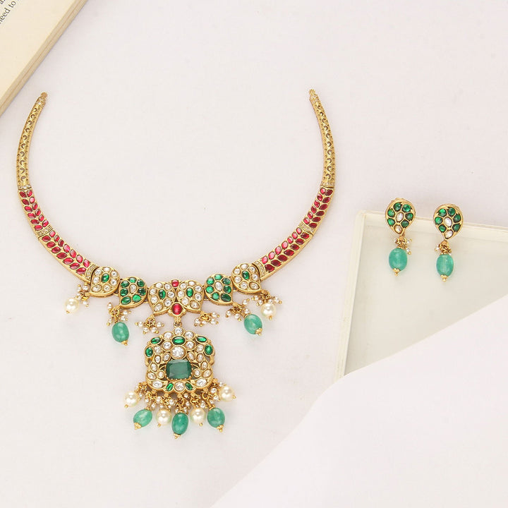 Stunning Look Short Necklace Set