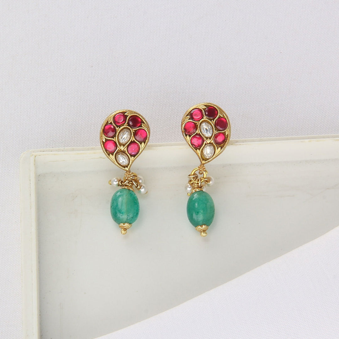 Mesmerizing Kundan Short Necklace Set