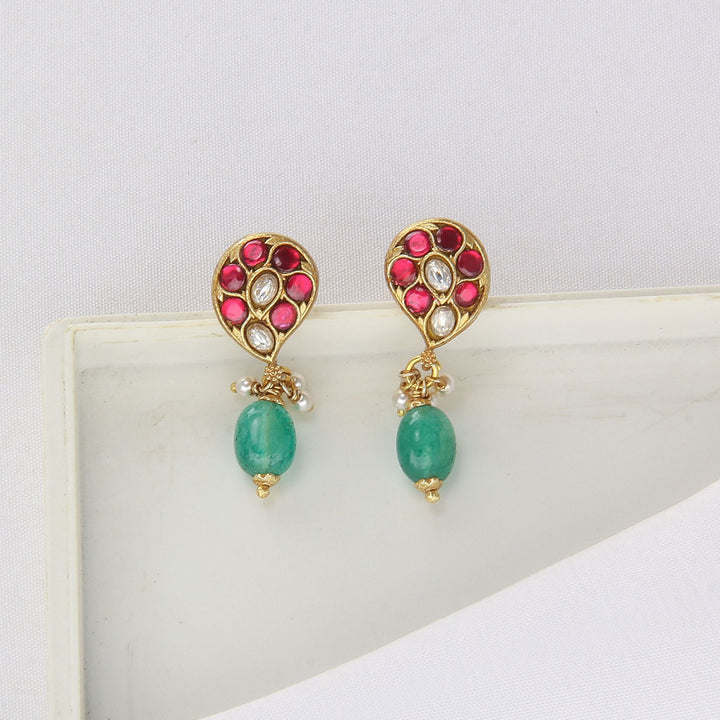 Mesmerizing Kundan Short Necklace Set