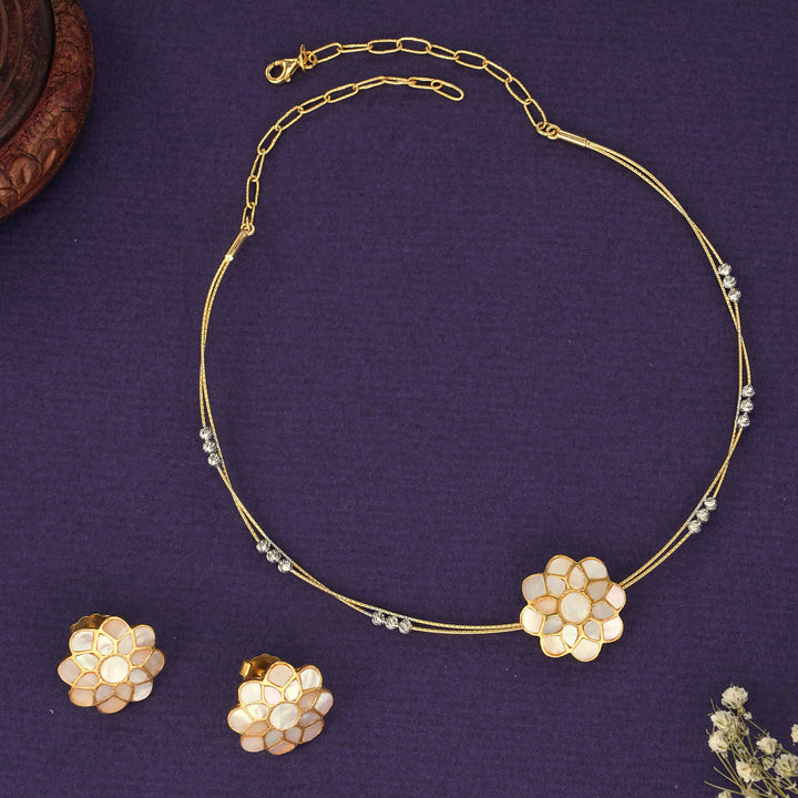 Alluring Short Necklace Set