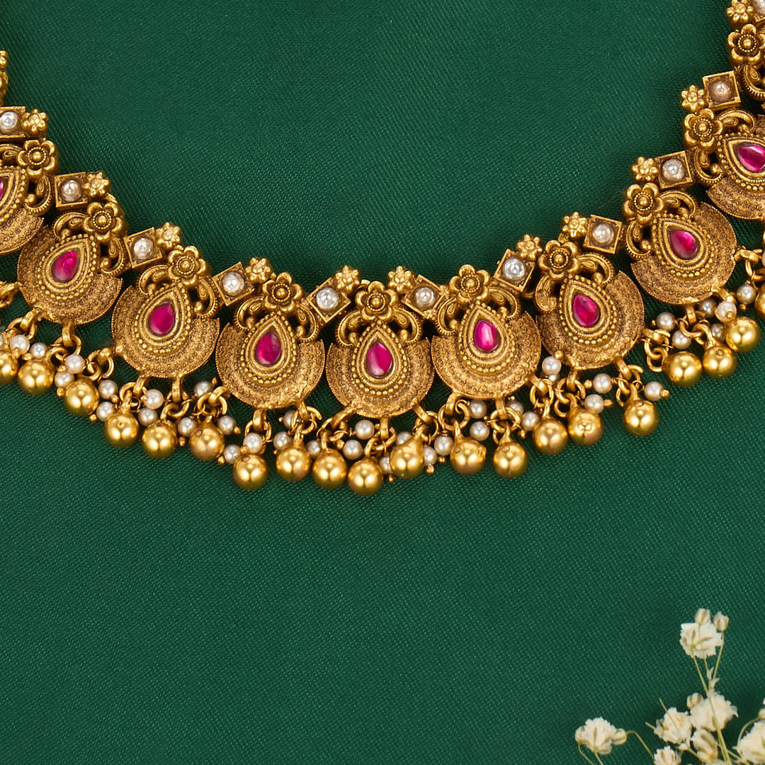 Alluring Kundan Short Necklace
