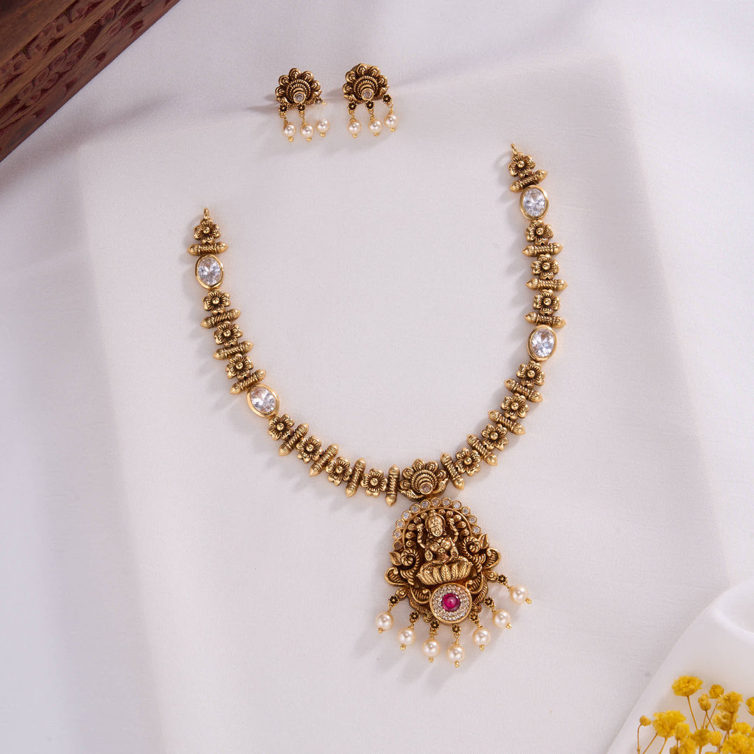 Classy Nagas Short Necklace Set