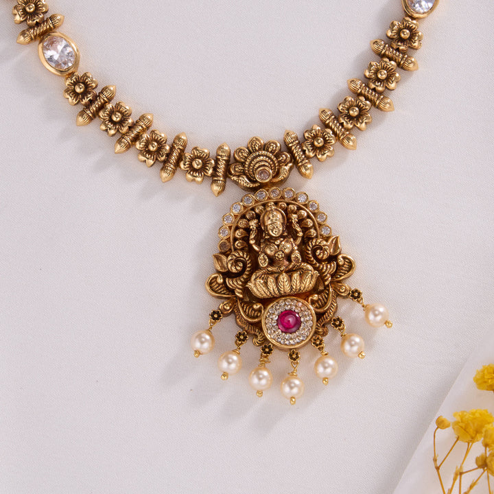 Classy Nagas Short Necklace Set