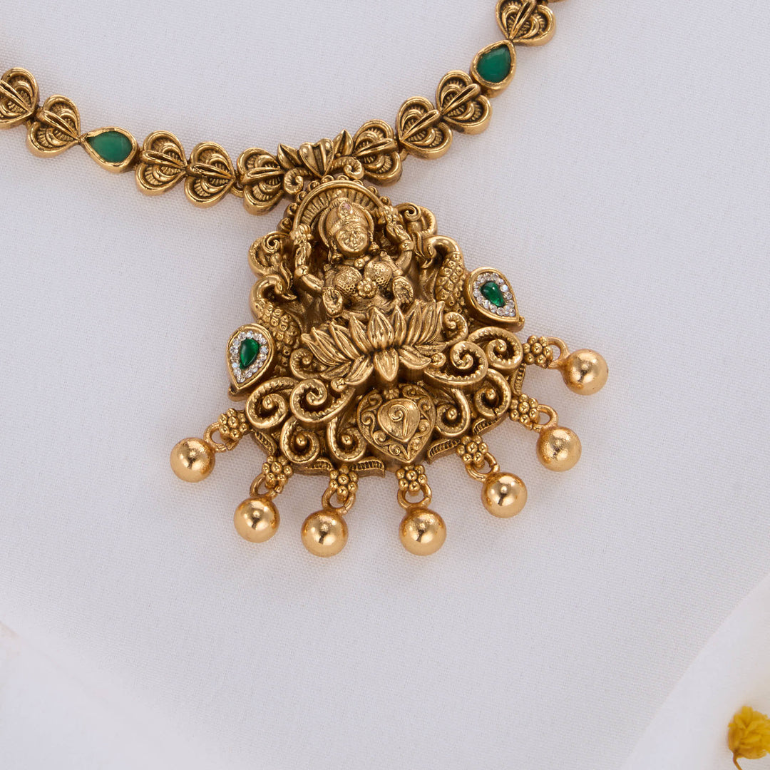 Jashvitha Nagas Short Necklace Set