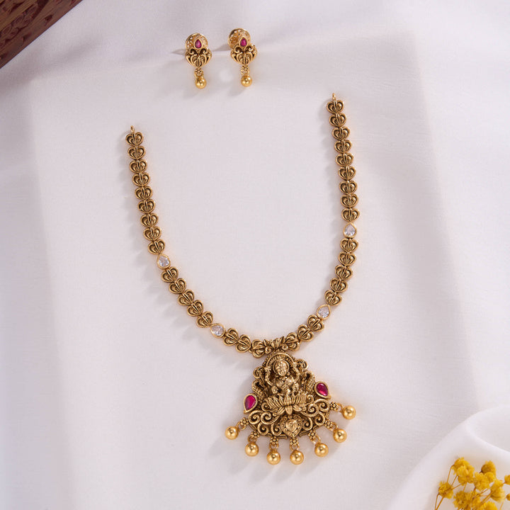 Alluring Nagas Short Necklace Set