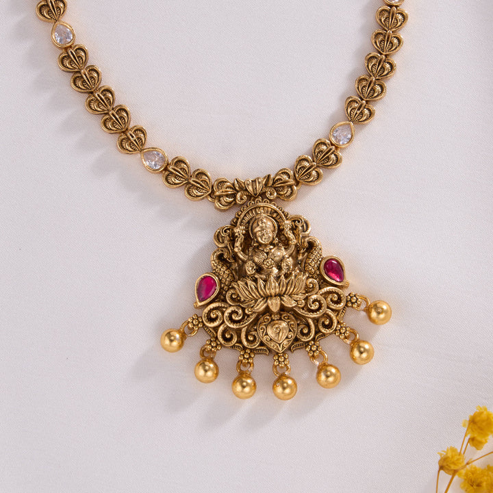 Alluring Nagas Short Necklace Set